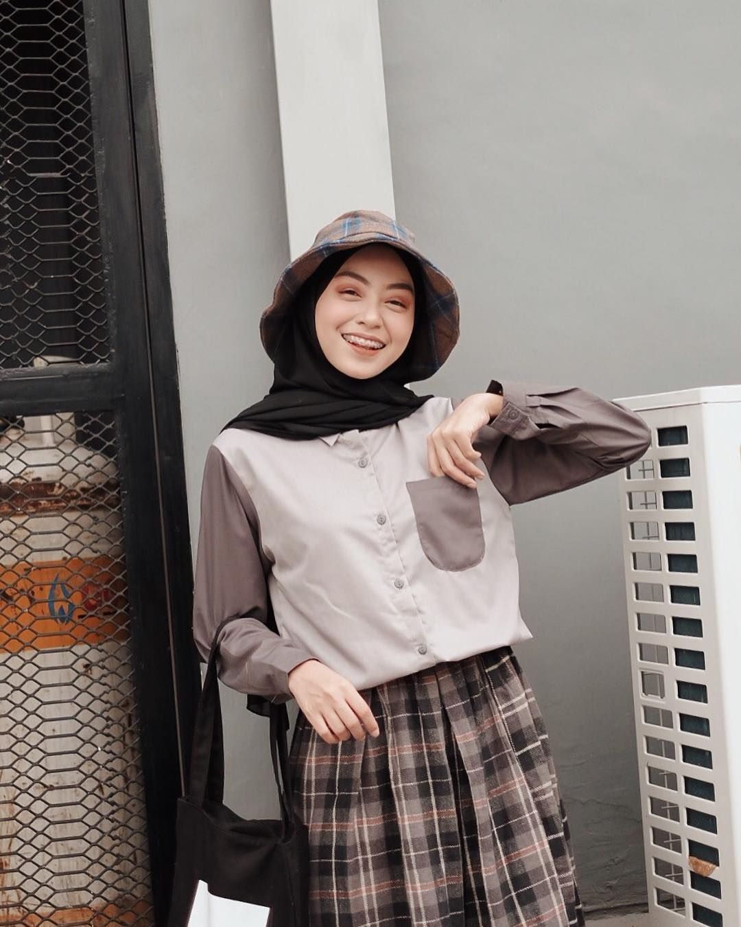 ในภาพอาจจะมี 1 คน, กำลังยืน และเด็ก | Gaya model pakaian, Gaya berpakaian,  Pakaian modis